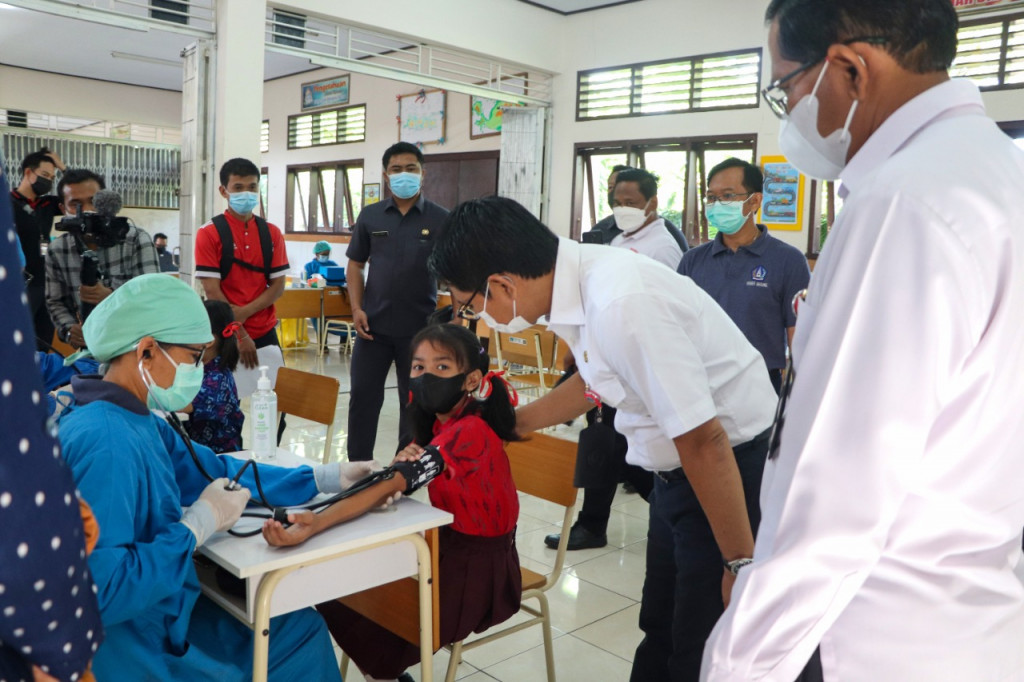 Sekda Adi Arnawa Tinjau Vaksinasi Anak Umur 6-11 Tahun di Sempidi